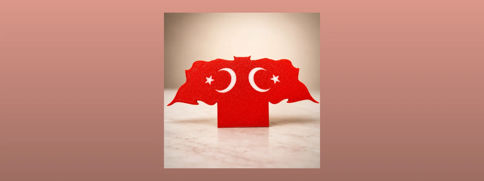 Türkiye haritası formunda ay-yıldızlı masaüstü bayrak dekoru