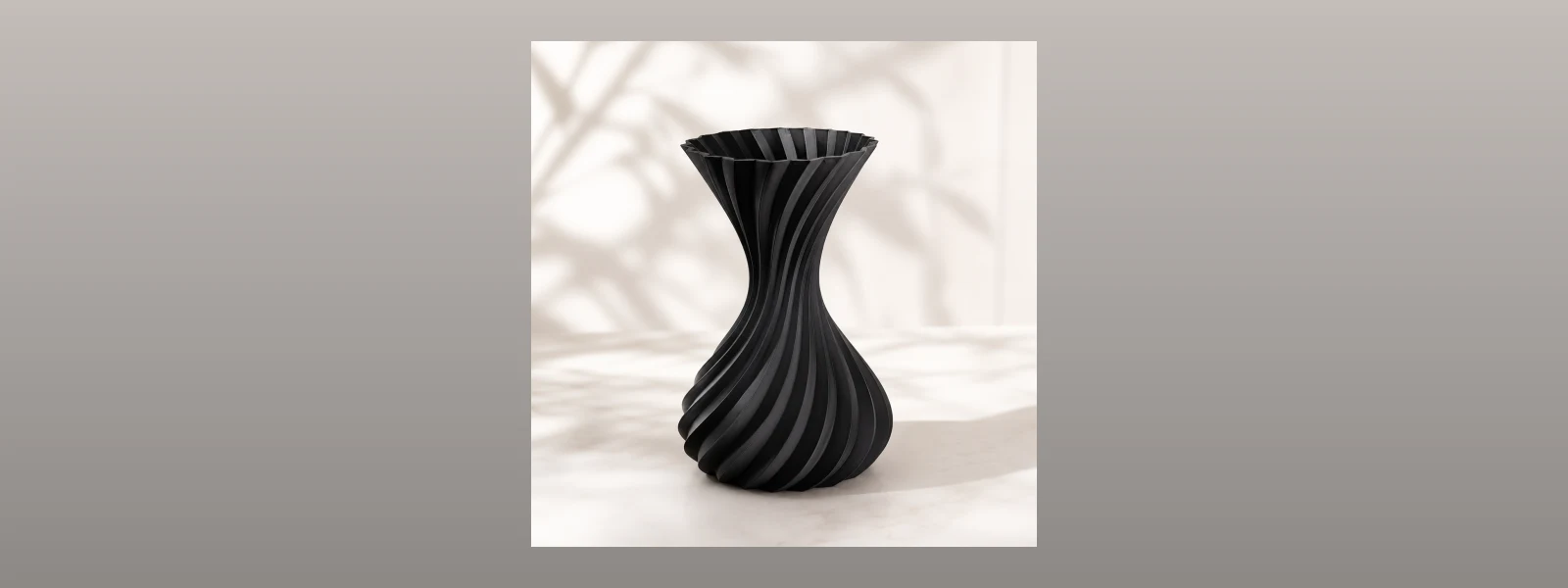 Burgu desenli spiral vazo, kuru çiçek düzenlemesiyle
