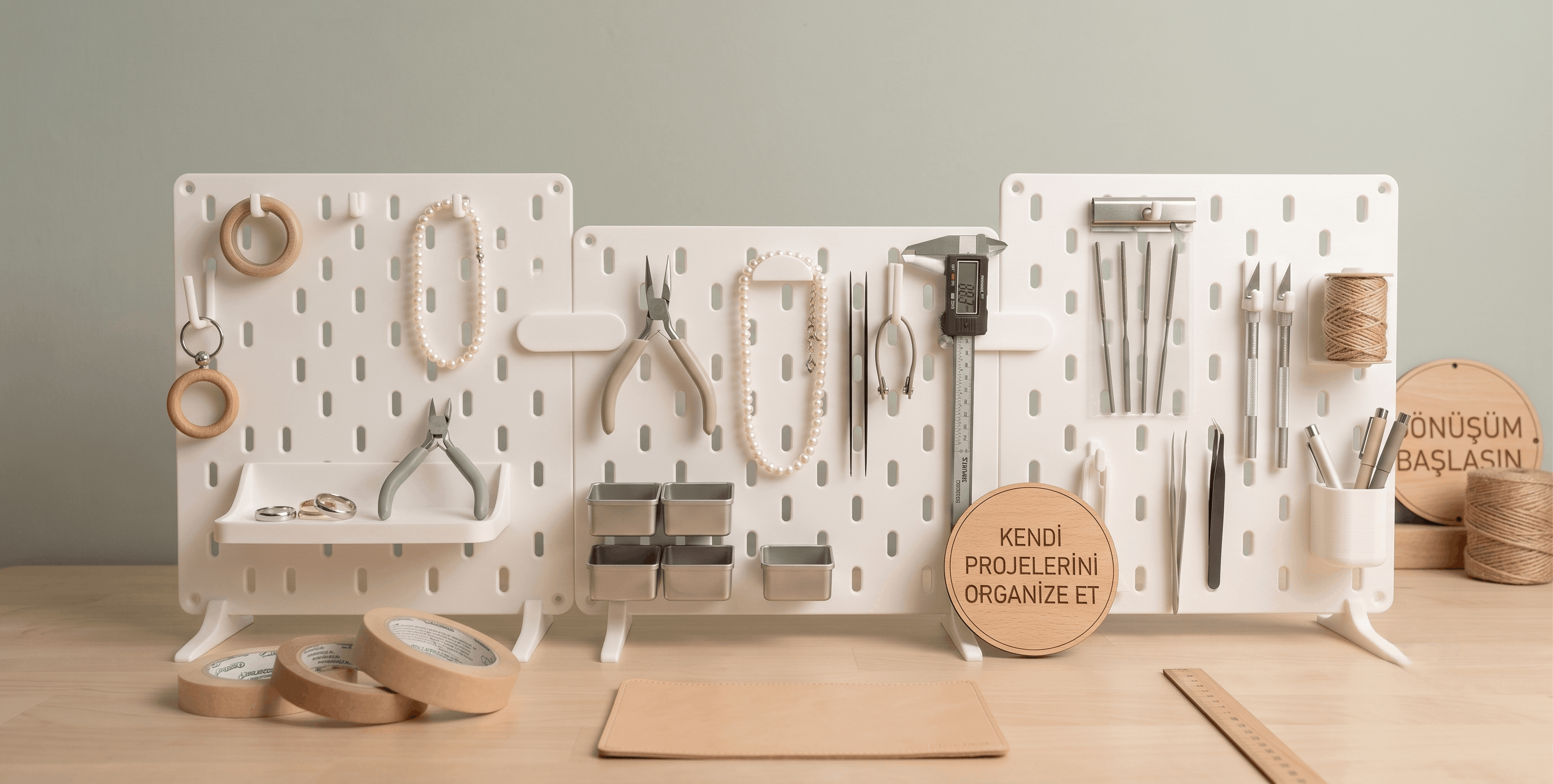 Duvara monte edilmiş delikli düzenleme panosu (pegboard) ve üzerindeki askılar