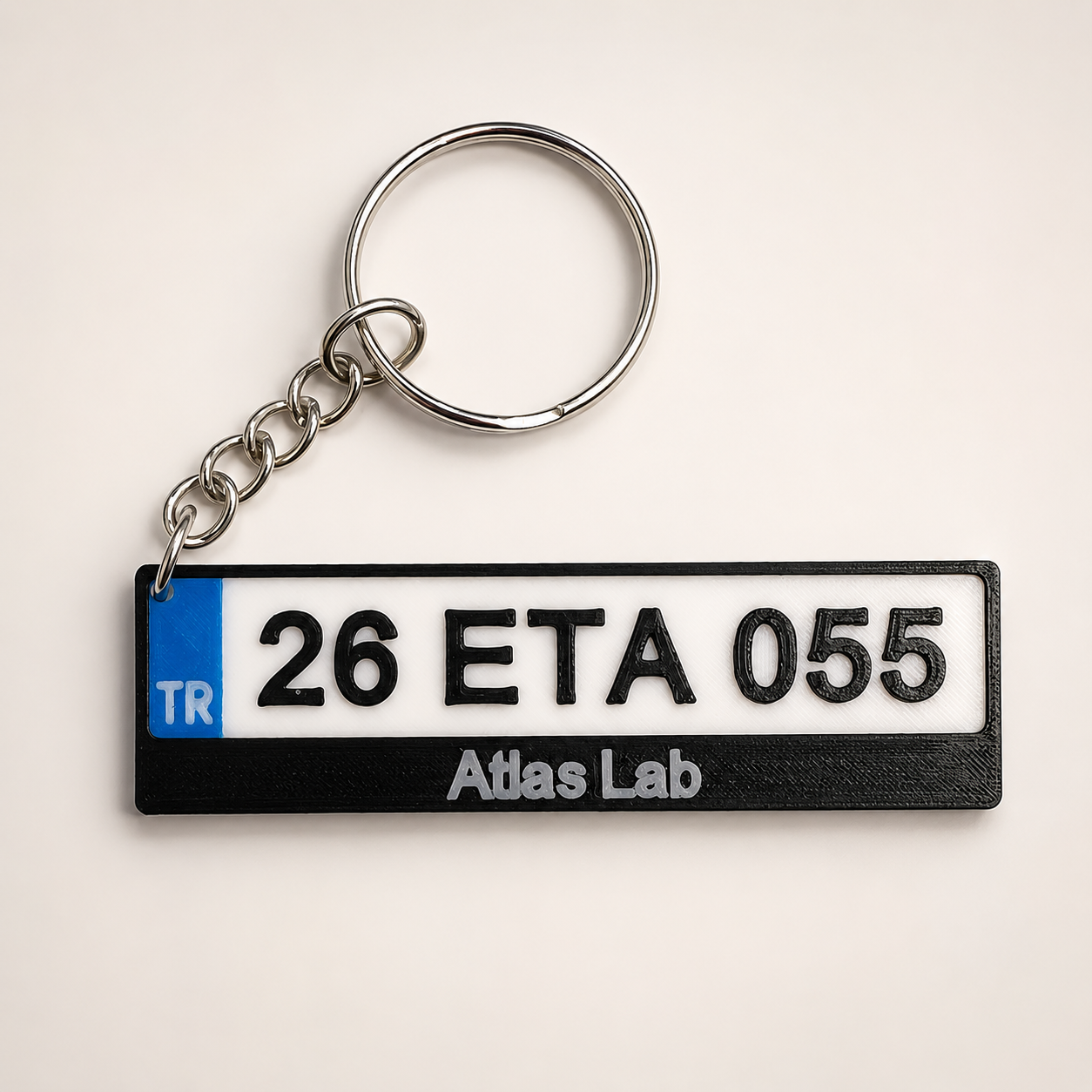Plaka anahtarlık — 26 ETA 055 plakalı, alt şeridinde Atlas Lab yazan kişiye özel 3D baskı anahtarlık