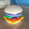3D baskı Montessori hamburger oyuncak tamamen sıralanmış şekilde masa üzerinde duruyor, katmanlı parçalar çocuklar için eğitici oyuncağı tamamlıyor.