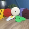 Montessori hamburger sıralama oyunu parçaları detaylı şekilde renkli olarak sergileniyor; peynir, domates, yumurta, köfte, salatalık ve ekmek katmanları 3D baskı olarak üretilmiş.