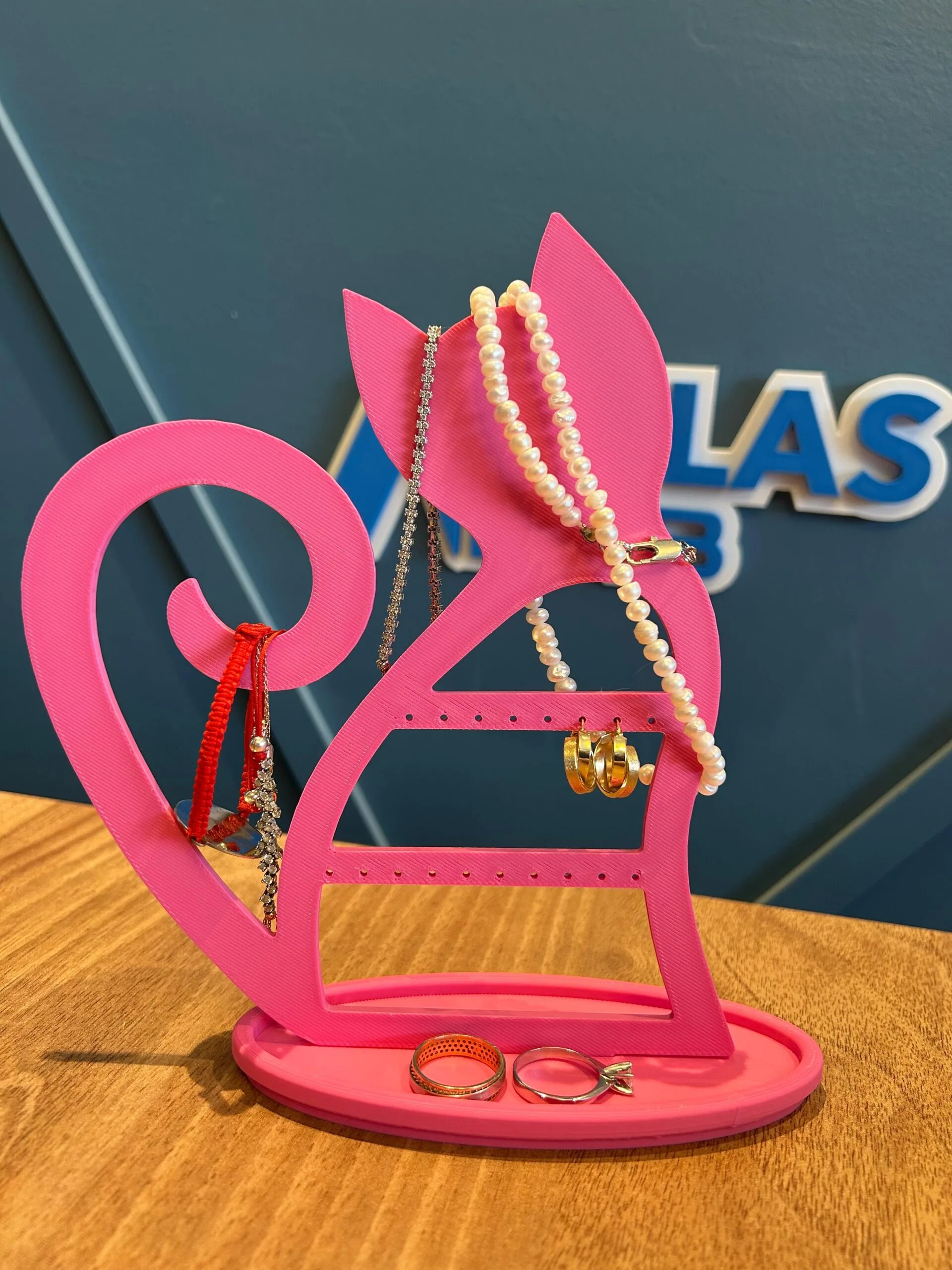 Kedili Takı Küpe Standı – 3D Baskı PLA | Dekoratif ve Şık Organizer - Görsel 2