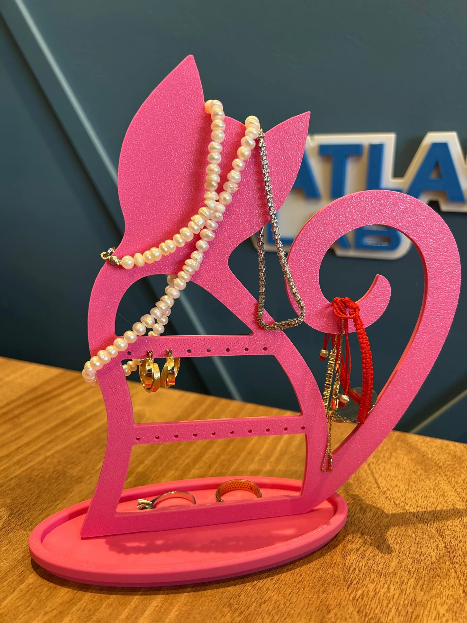 Kedili Takı Küpe Standı – 3D Baskı PLA | Dekoratif ve Şık Organizer