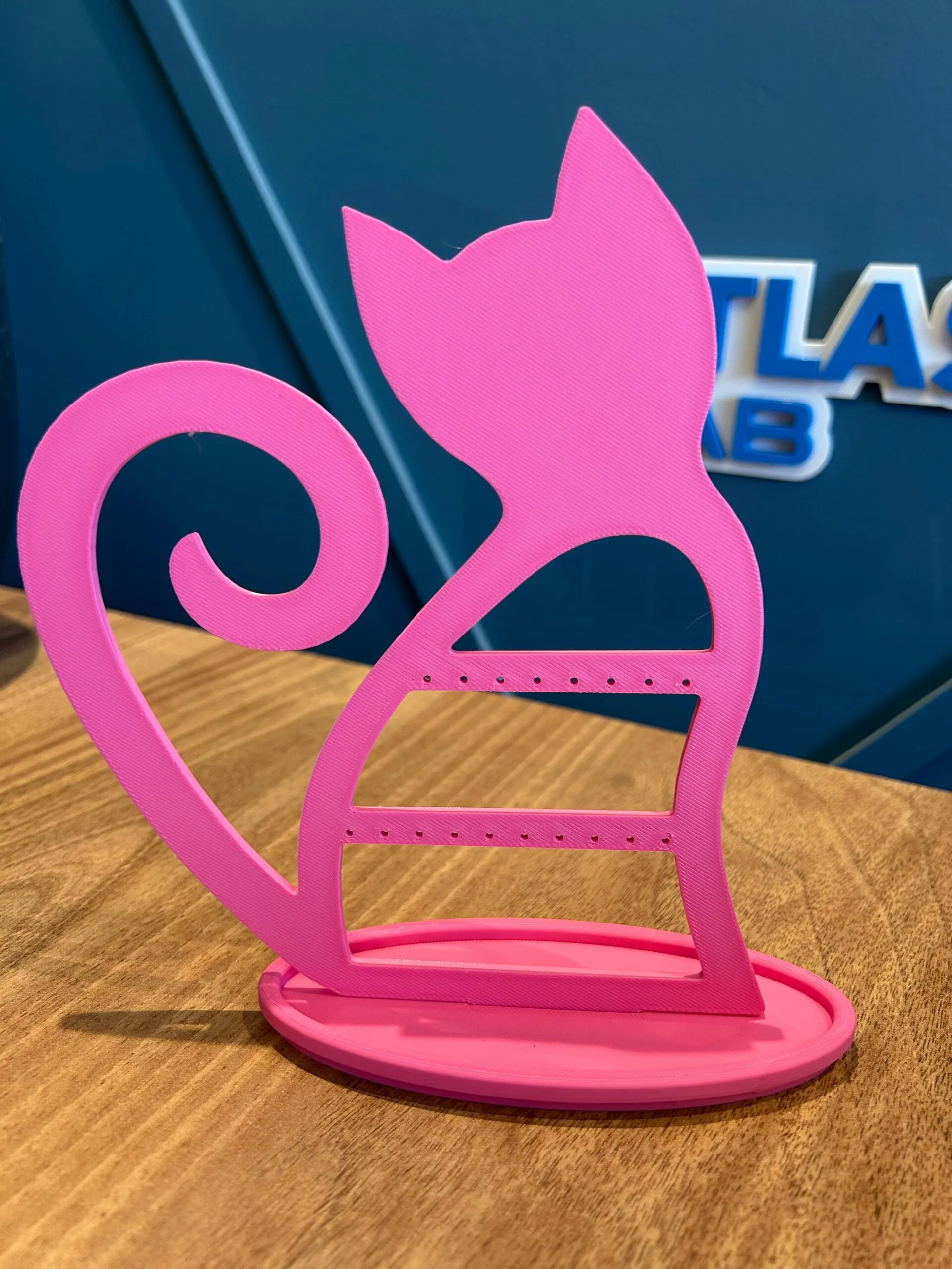 Kedili Takı Küpe Standı – 3D Baskı PLA | Dekoratif ve Şık Organizer - Görsel 4