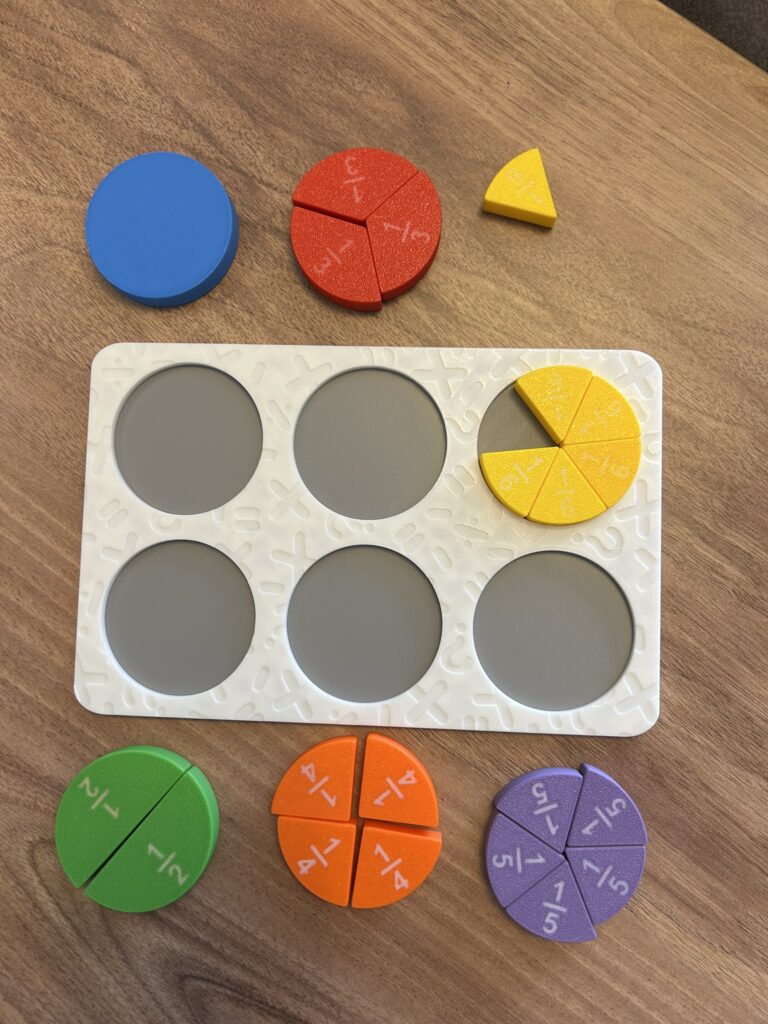 3D baskı Montessori kesirler puzzle oyunu – yarım, çeyrek ve üçte bir gibi temel matematik kavramlarını öğretmeye yönelik renkli ve eğitici oyuncak seti.