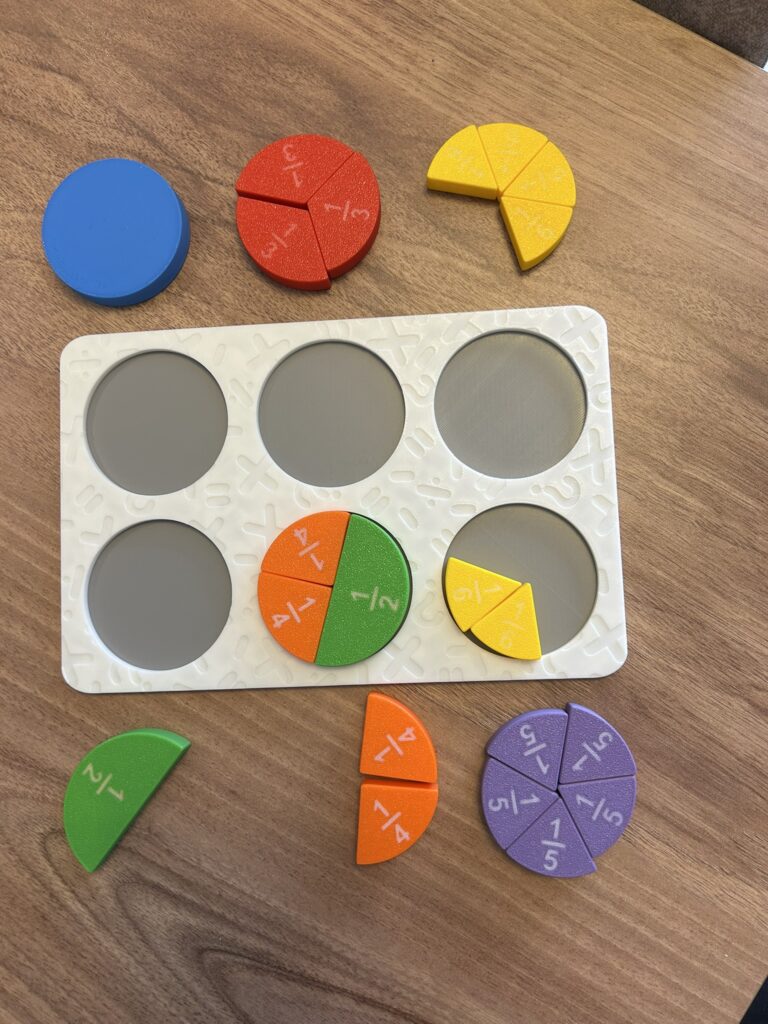 3D baskı Montessori kesirler puzzle oyunu – yarım, çeyrek ve üçte bir gibi temel matematik kavramlarını öğretmeye yönelik renkli ve eğitici oyuncak seti.