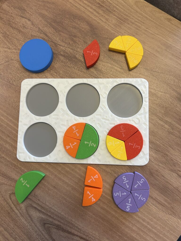 3D baskı Montessori kesirler puzzle oyunu – yarım, çeyrek ve üçte bir gibi temel matematik kavramlarını öğretmeye yönelik renkli ve eğitici oyuncak seti.