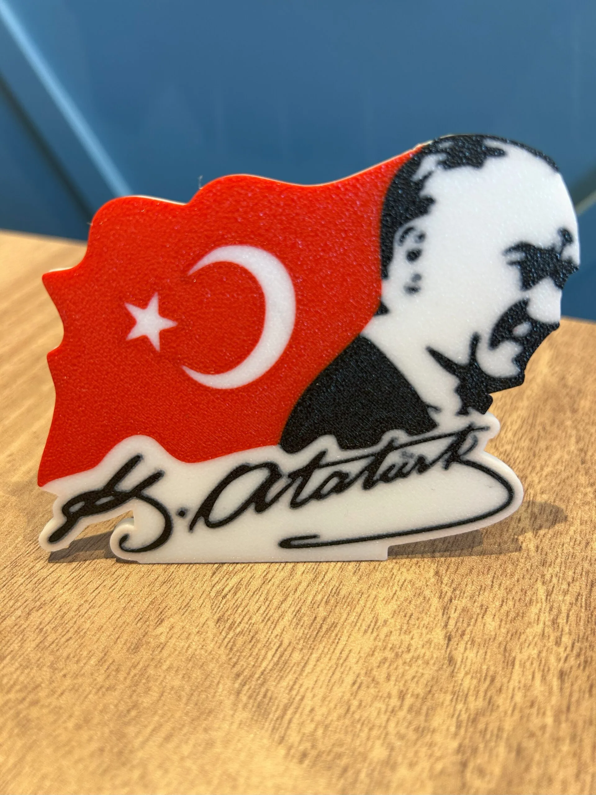 Atatürk Portresi Türk Bayrağı Türkiye Masaüstü Dekor – Atatürk İmzalı Şık Hatıra & Ofis Süsü - Hediyelik - 3D Baskı - Görsel 2