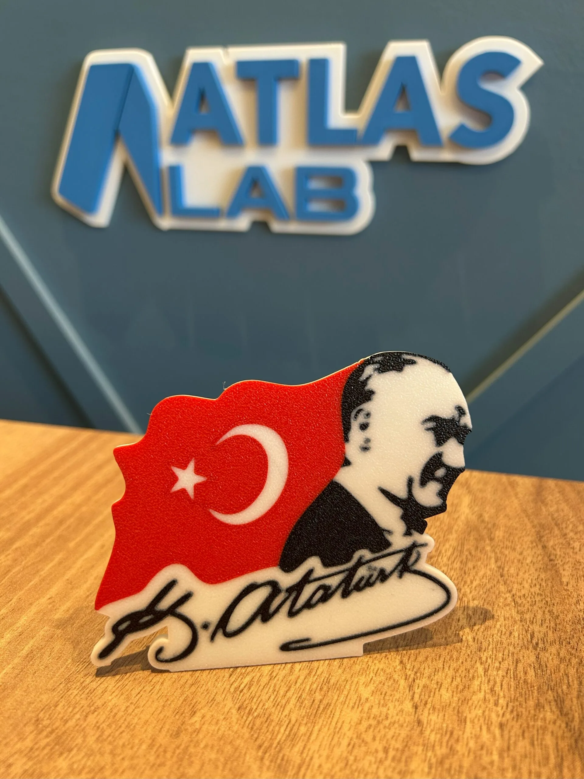 Atatürk Portresi Türk Bayrağı Türkiye Masaüstü Dekor – Atatürk İmzalı Şık Hatıra & Ofis Süsü - Hediyelik - 3D Baskı - Görsel 3