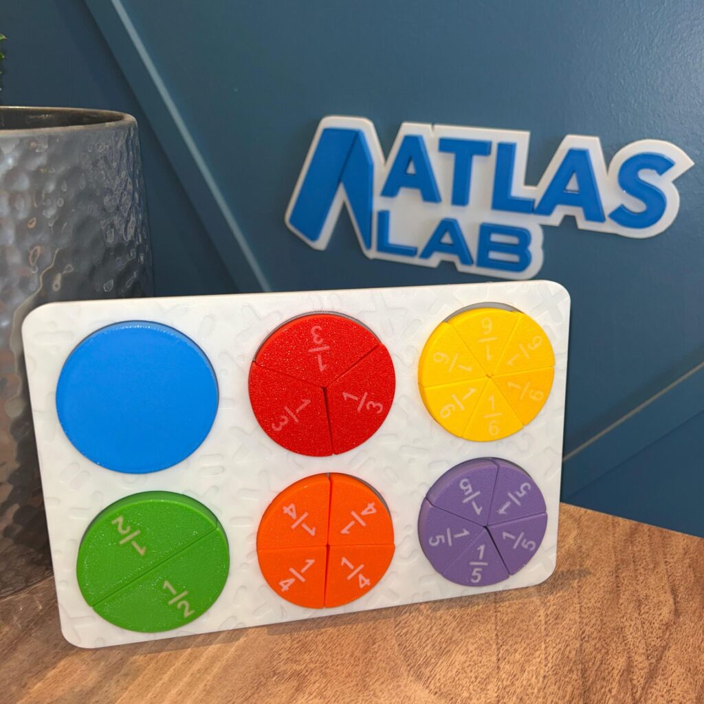 3D baskı Montessori kesirler puzzle oyunu – yarım, çeyrek ve üçte bir gibi temel matematik kavramlarını öğretmeye yönelik renkli ve eğitici oyuncak seti.