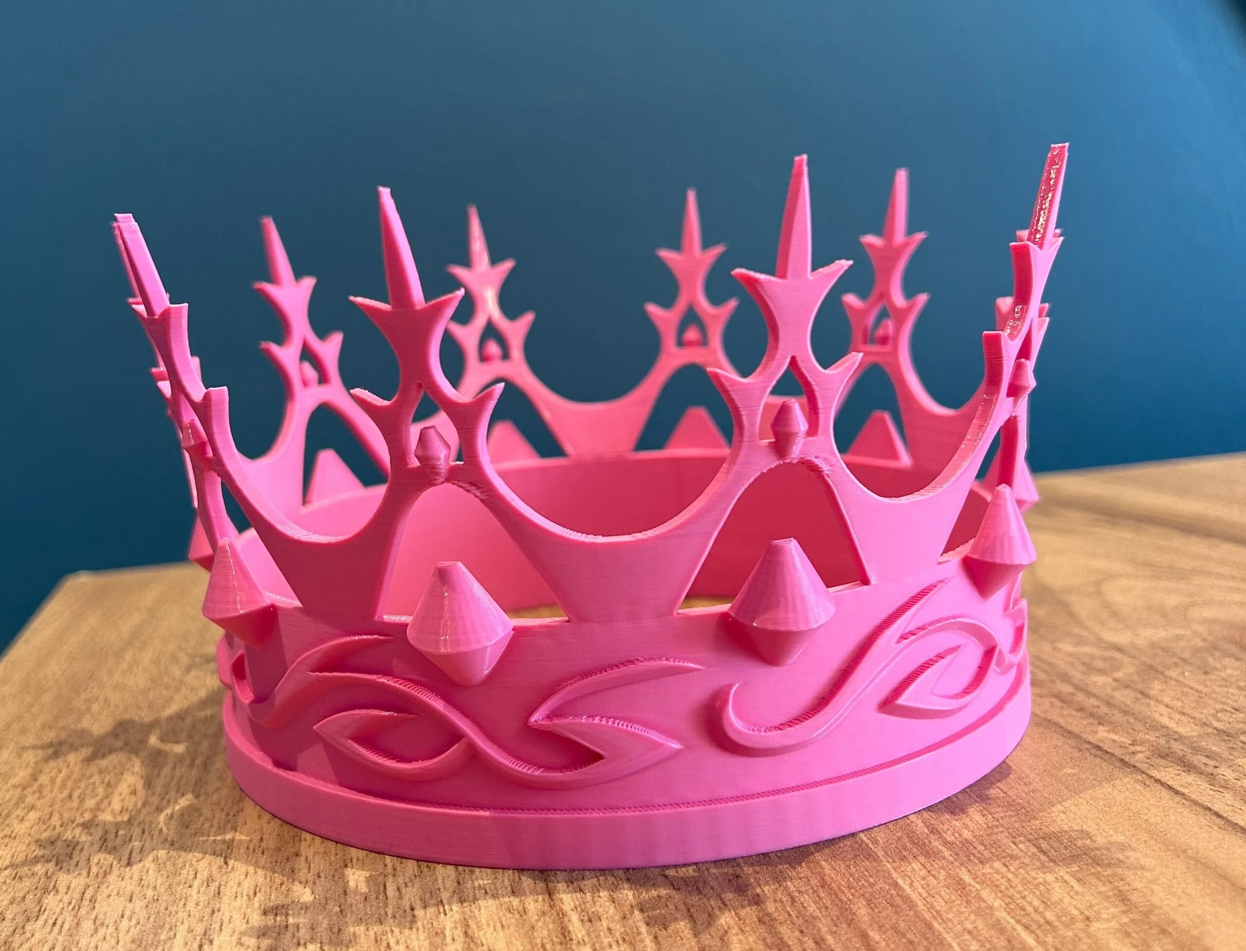 Prenses ve Kraliçe Tacı – Pembe - 3D Baskı Kostüm Aksesuarı – Doğum Günü Tacı (14 cm Çaplı) - Görsel 3