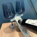 Şişe ve Kadeh Tutucu – Şarap Sunum Standı – Üzüm Desenli Dekoratif Şişelik – 3D Baskı İçecek Standı