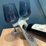 Şişe ve Kadeh Tutucu – Şarap Sunum Standı – Üzüm Desenli Dekoratif Şişelik – 3D Baskı İçecek Standı