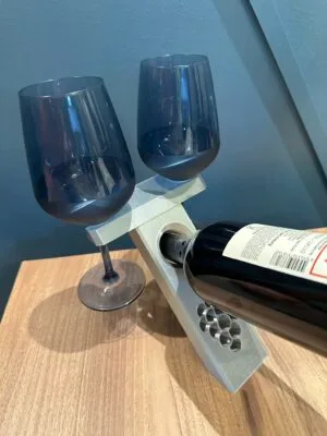 Şişe ve Kadeh Tutucu – Şarap Sunum Standı – Üzüm Desenli Dekoratif Şişelik – 3D Baskı İçecek Standı