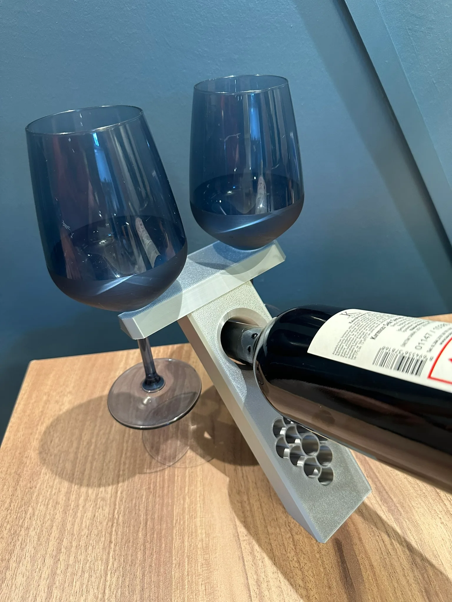 Şişe ve Kadeh Tutucu – Şarap Sunum Standı – Üzüm Desenli Dekoratif Şişelik – 3D Baskı İçecek Standı