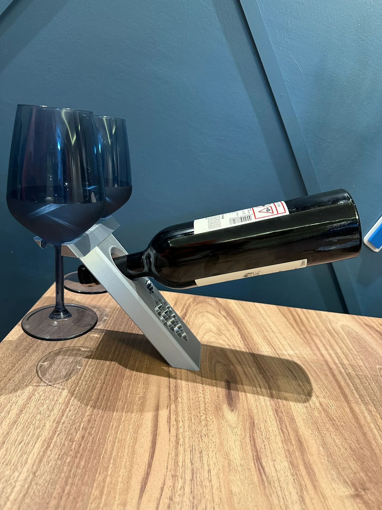 Şişe ve Kadeh Tutucu – Şarap Sunum Standı – Üzüm Desenli Dekoratif Şişelik – 3D Baskı İçecek Standı - Görsel 3