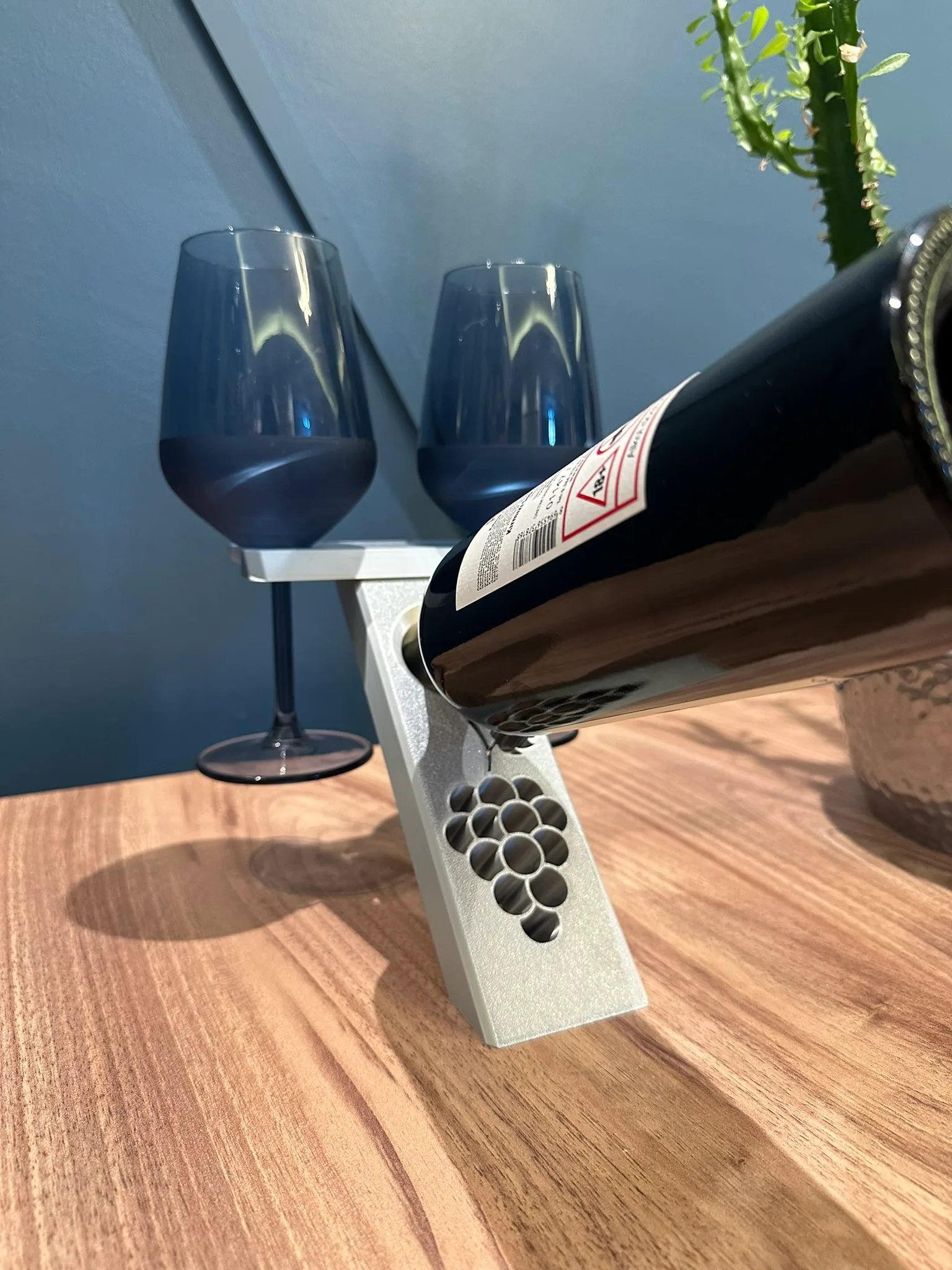 Şişe ve Kadeh Tutucu – Şarap Sunum Standı – Üzüm Desenli Dekoratif Şişelik – 3D Baskı İçecek Standı - Görsel 4