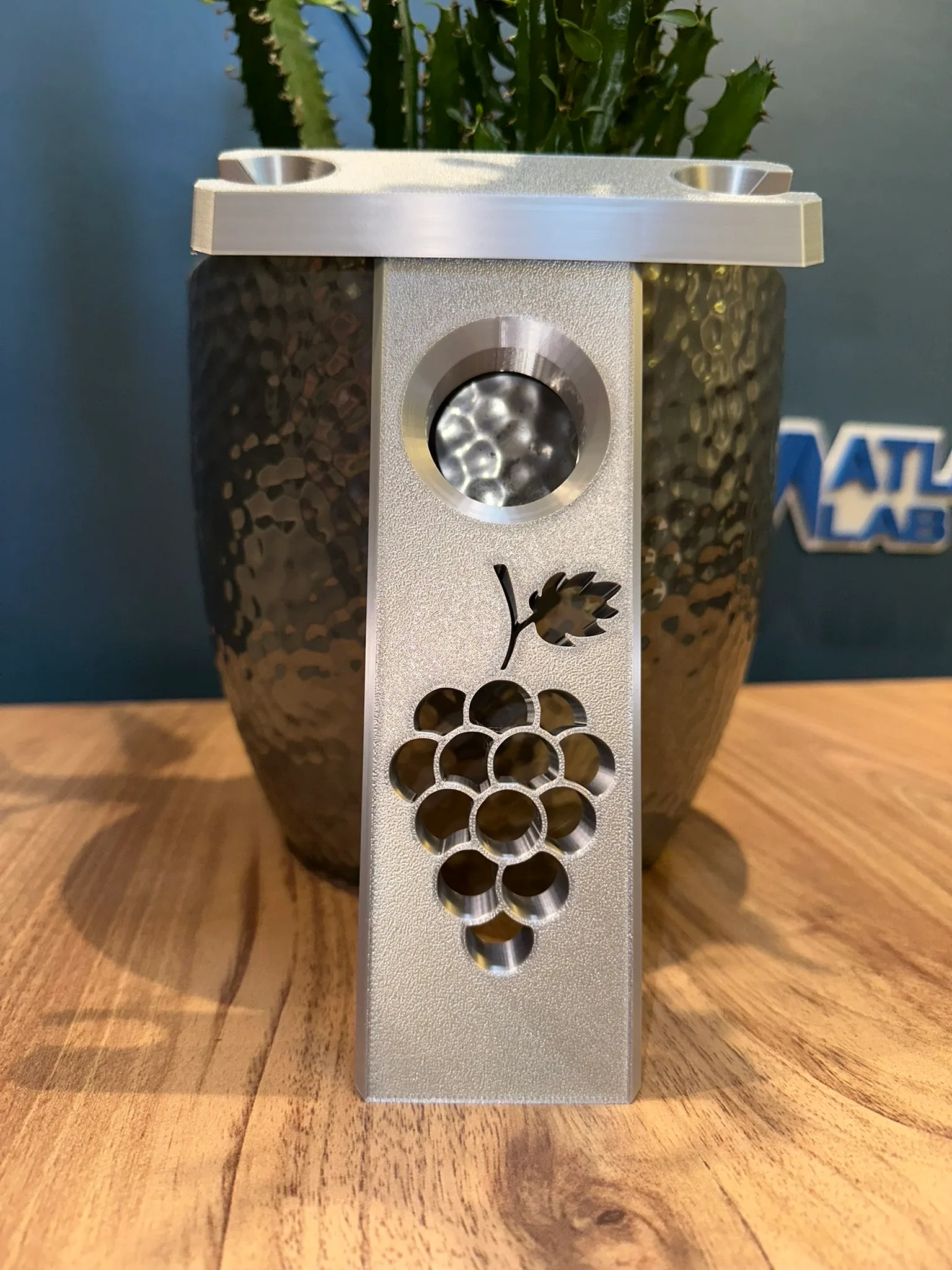 Şişe ve Kadeh Tutucu – Şarap Sunum Standı – Üzüm Desenli Dekoratif Şişelik – 3D Baskı İçecek Standı - Görsel 5