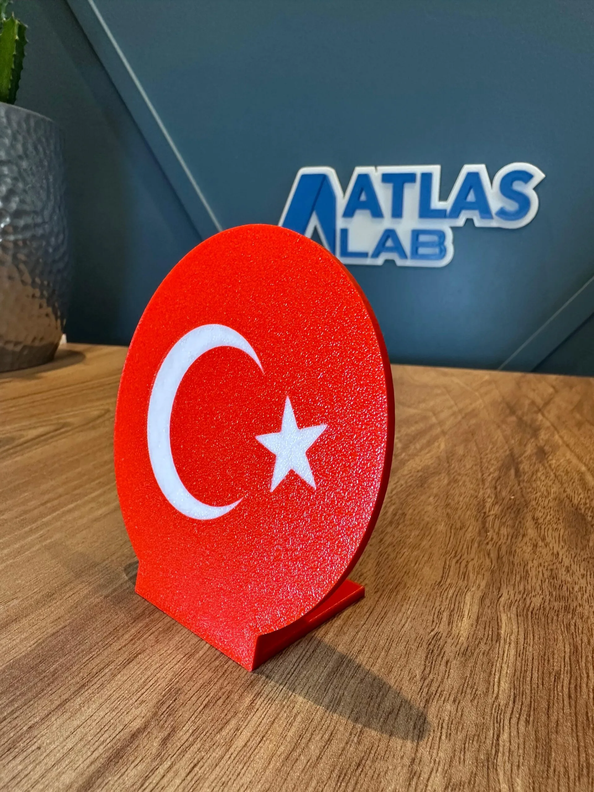 3D Yuvarlak Masaüstü Türk Bayrağı Dekoru Şık ve Anlamlı Tasarım - Görsel 3
