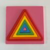 Tüm üçgen parçaları tablada yerleştirilmiş, tamamlanmış Montessori üçgen puzzle seti.