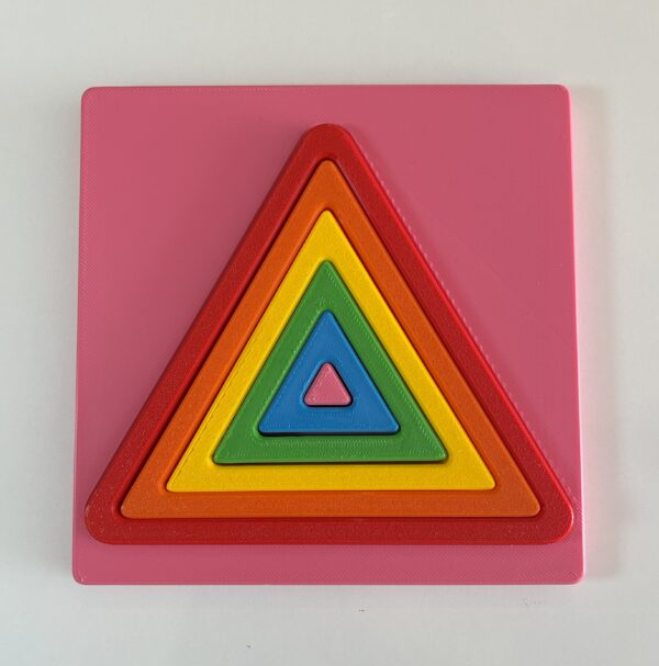 Tüm üçgen parçaları tablada yerleştirilmiş, tamamlanmış Montessori üçgen puzzle seti.