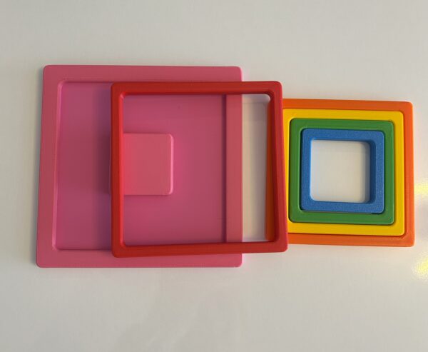 Montessori geometrik puzzle seti, parçaları ayrı halde sergilenmiş