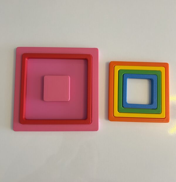 PLA baskı Montessori puzzle tablasının yandan görünümü