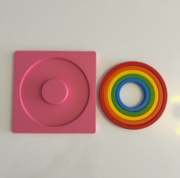 Boş puzzle tablası ve renkli halkalar