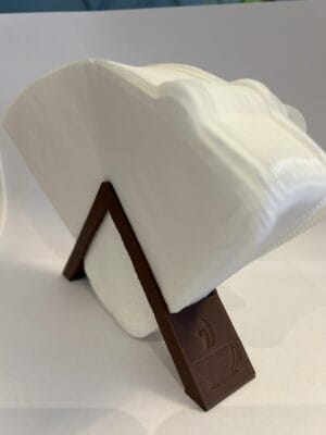 Kahverengi 3D baskı filtre kahve kağıdı düzenleyici stand – PLA malzemeden üretilmiş, içi dolu V şeklinde şık tasarım