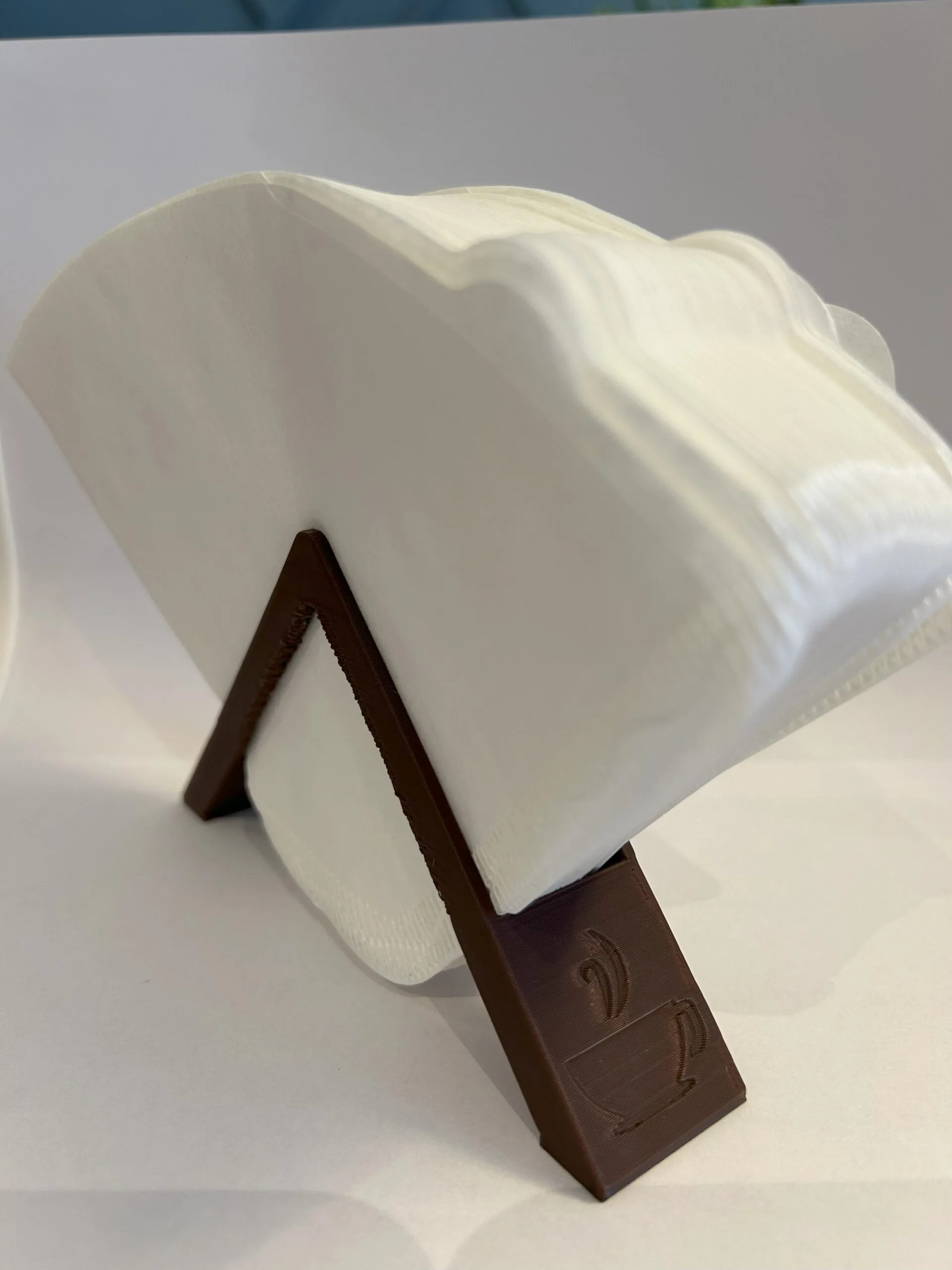 Kahverengi 3D baskı filtre kahve kağıdı düzenleyici stand – PLA malzemeden üretilmiş, içi dolu V şeklinde şık tasarım