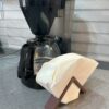 Filtre kahve makinesi önünde duran kahverengi 3D baskı filtre kahve kağıdı tutucu stand.