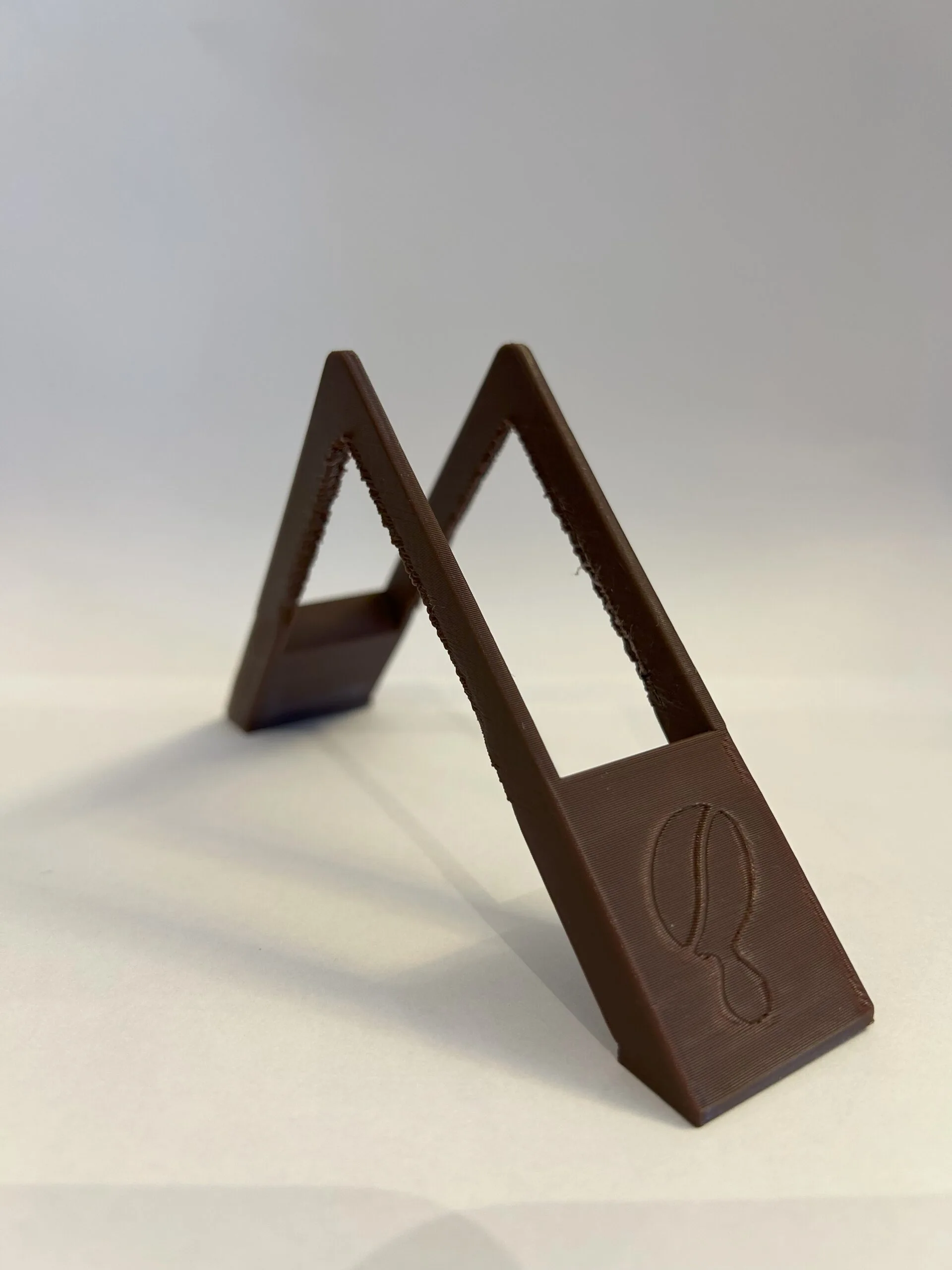 Kahverengi PLA malzemeden üretilmiş, filtre kahve kağıdı düzenleyici standın boş hali.