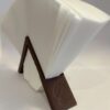 Filtre kahve kağıtlarını tutan kahverengi PLA stand üzerine yerleştirilmiş filtre kağıtları.