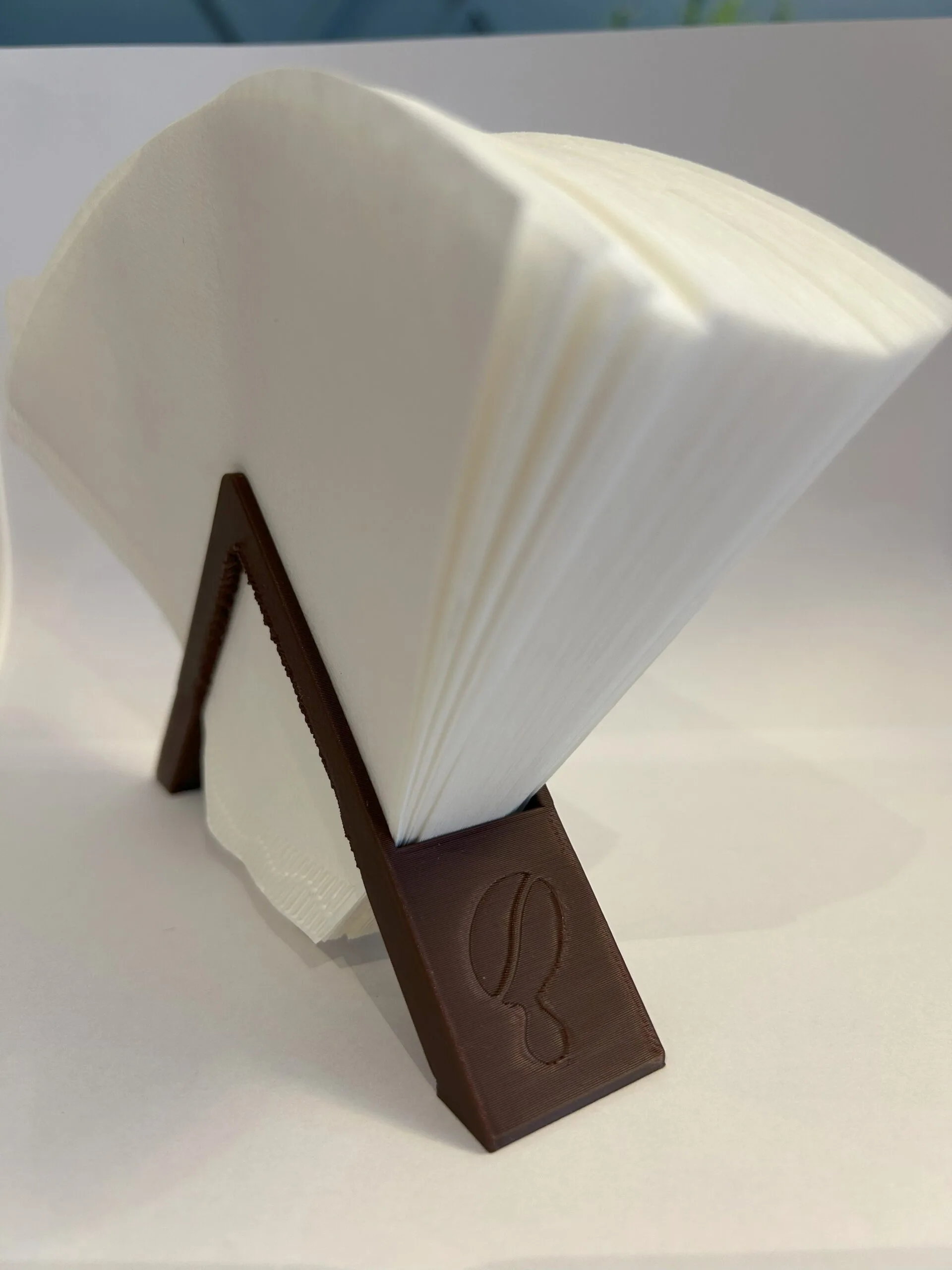 Filtre kahve kağıtlarını tutan kahverengi PLA stand üzerine yerleştirilmiş filtre kağıtları.